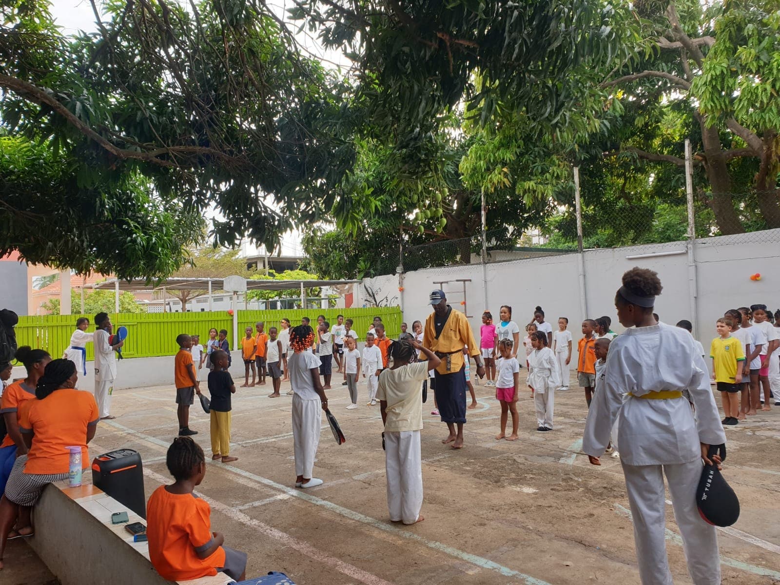 Alunos participando numa atividade física e desportiva