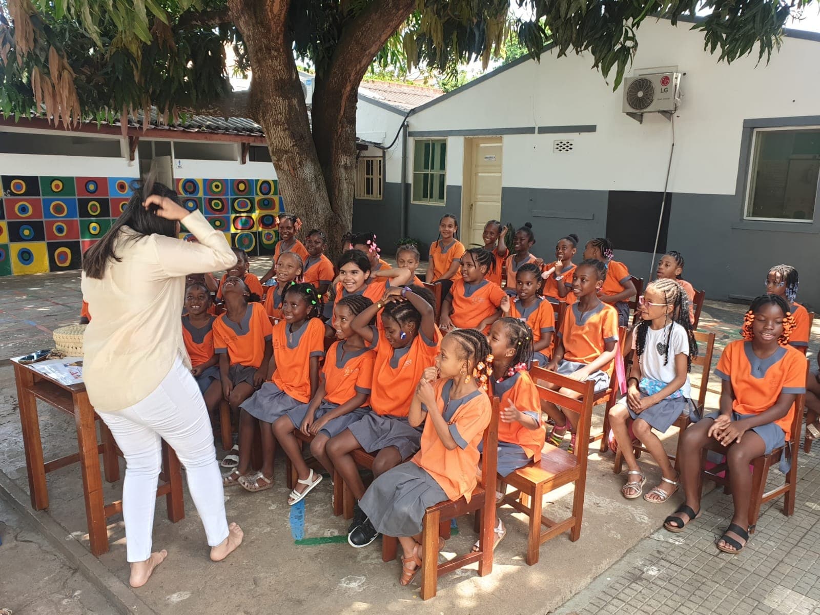 Momento coletivo com alunos da Escola Internacional de São Tomé e Príncipe